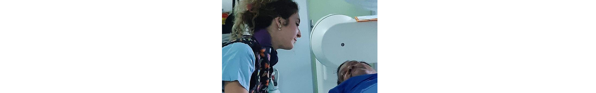 Une femme soignante près d'un malade