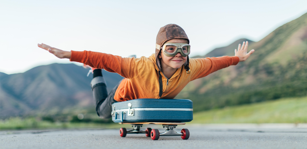 Enfant glissant allongé sur un skateboard