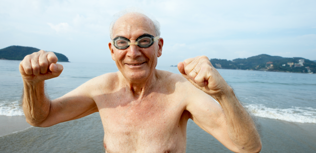 Un personne agées sur une plage