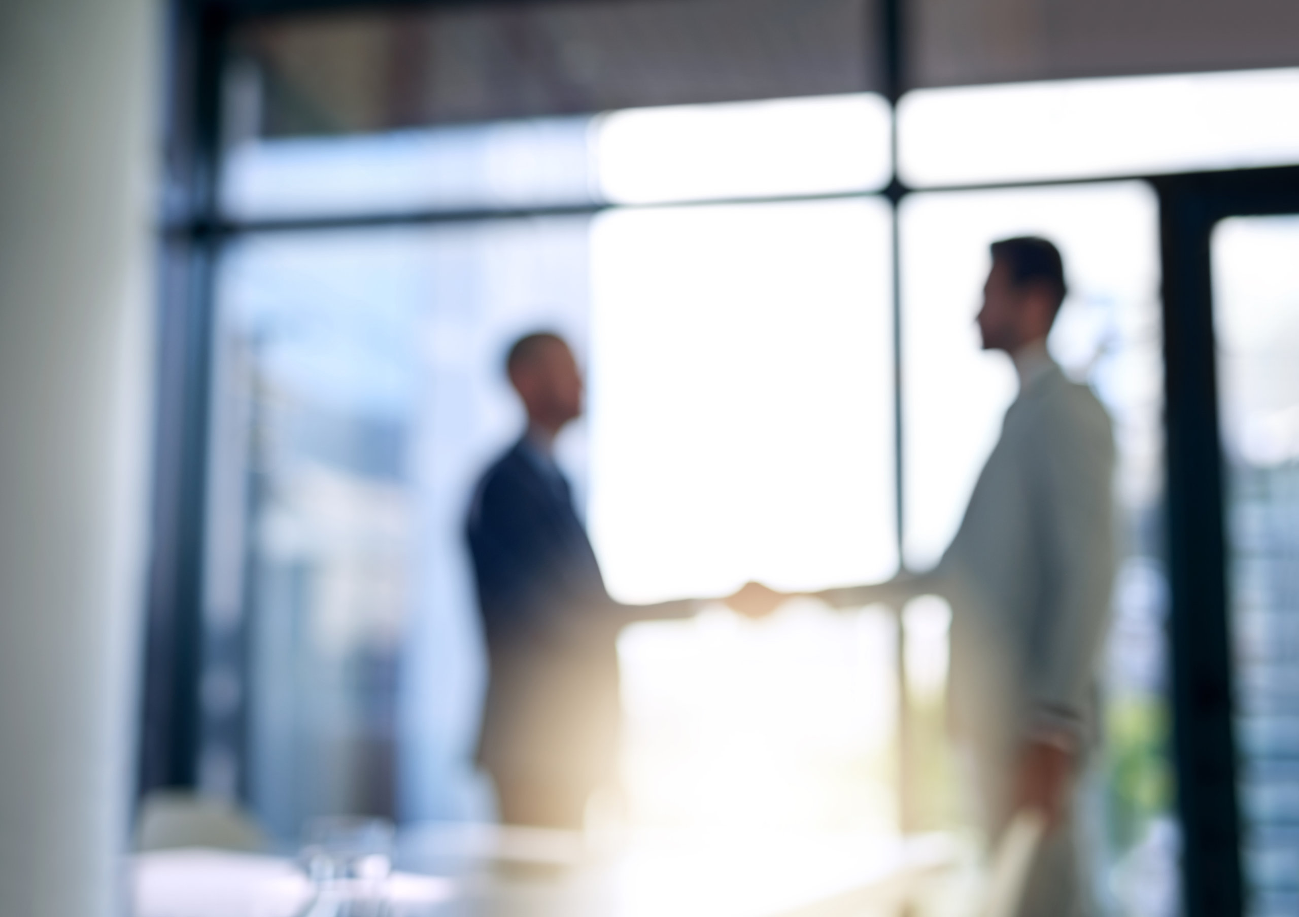 Personnes se serrant la main dans un bureau