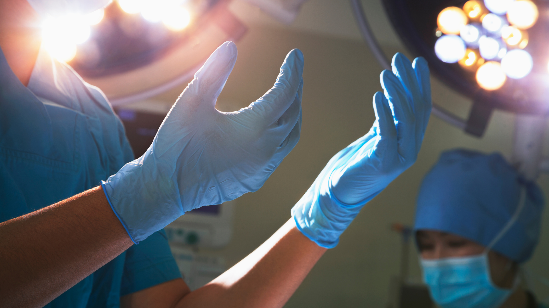Grand plan sur des mains habillées de gants de chirurgie