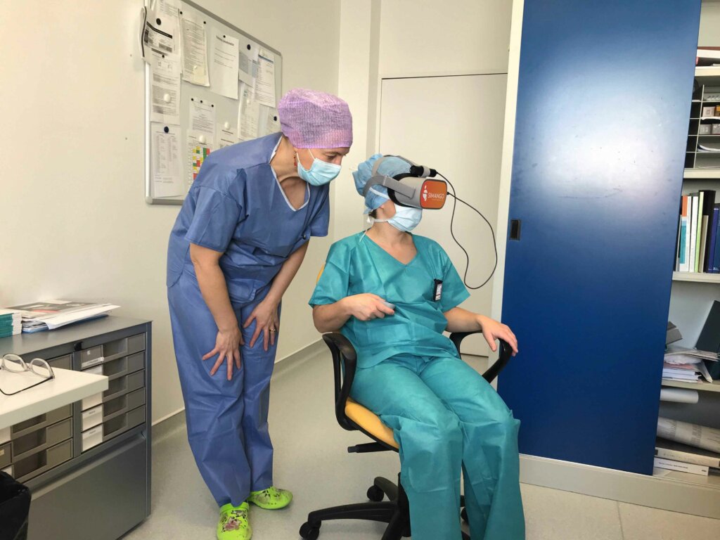 Patient essayant un casque de réalité virtuelle - HYPNOVR