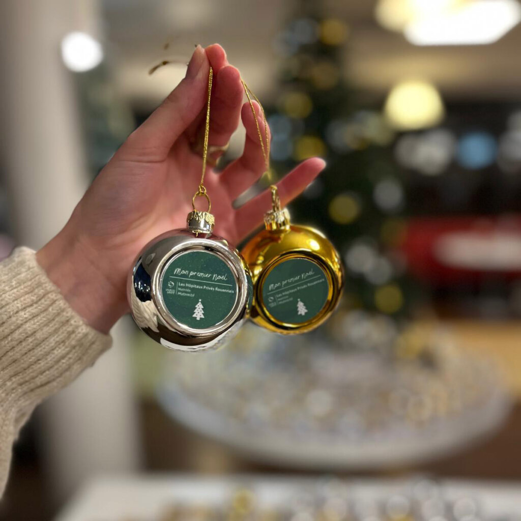 A Rouen, la maternité des Hôpitaux Privés Rouennais - Mathilde fête Noël avec les bébés.