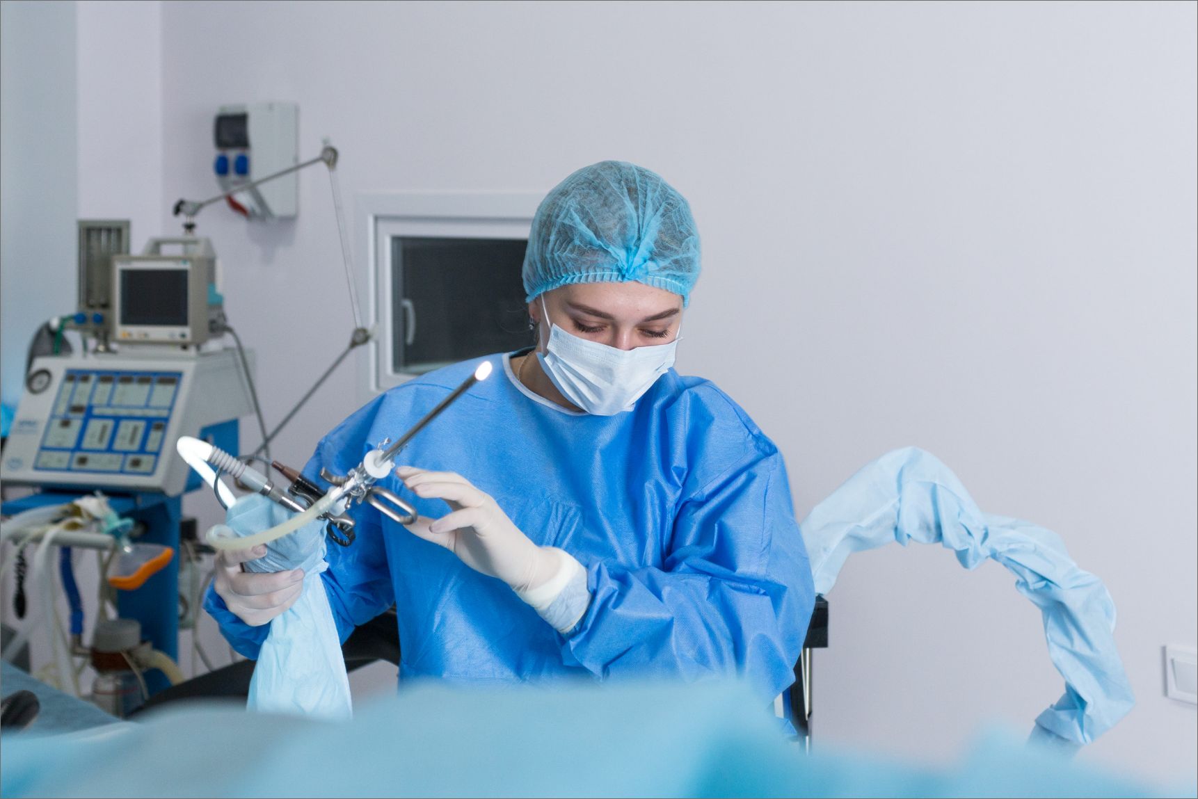 Photo d'un gastro-entérologue dans un bloc opératoire
