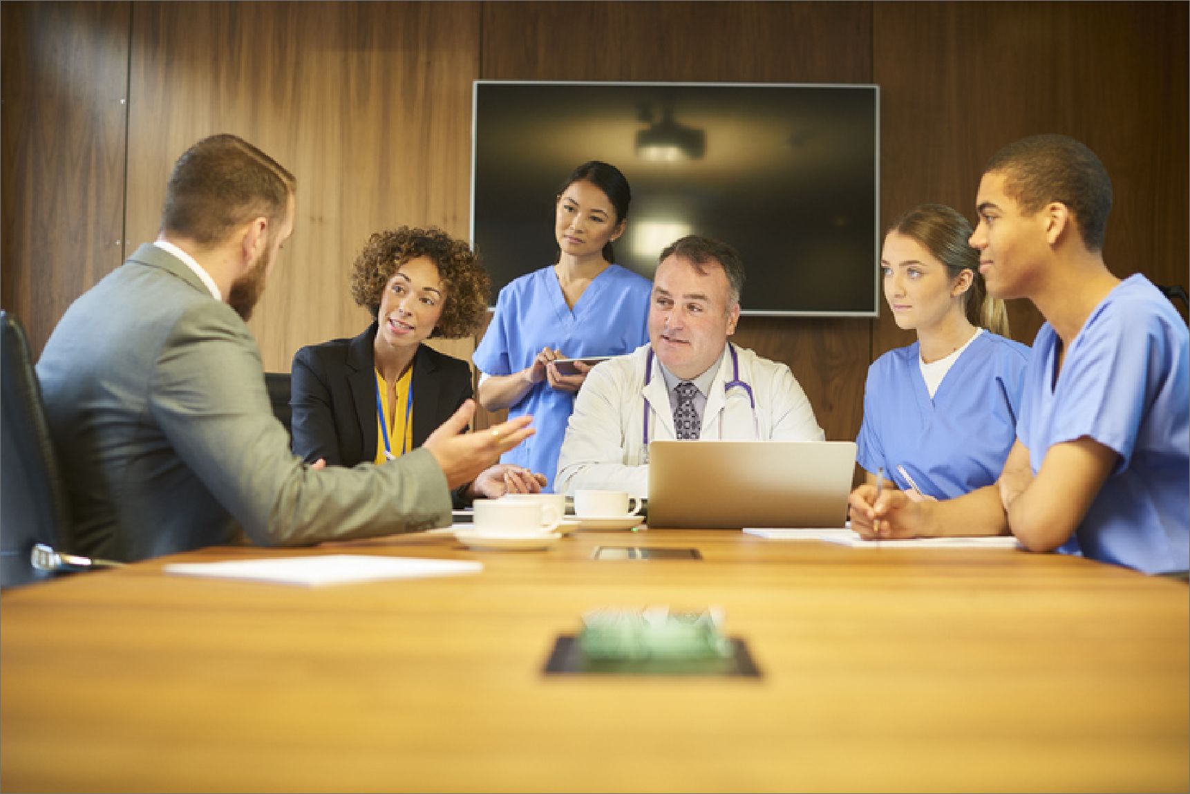 Equipe médical et équipe de direction échangeant autour d'une table