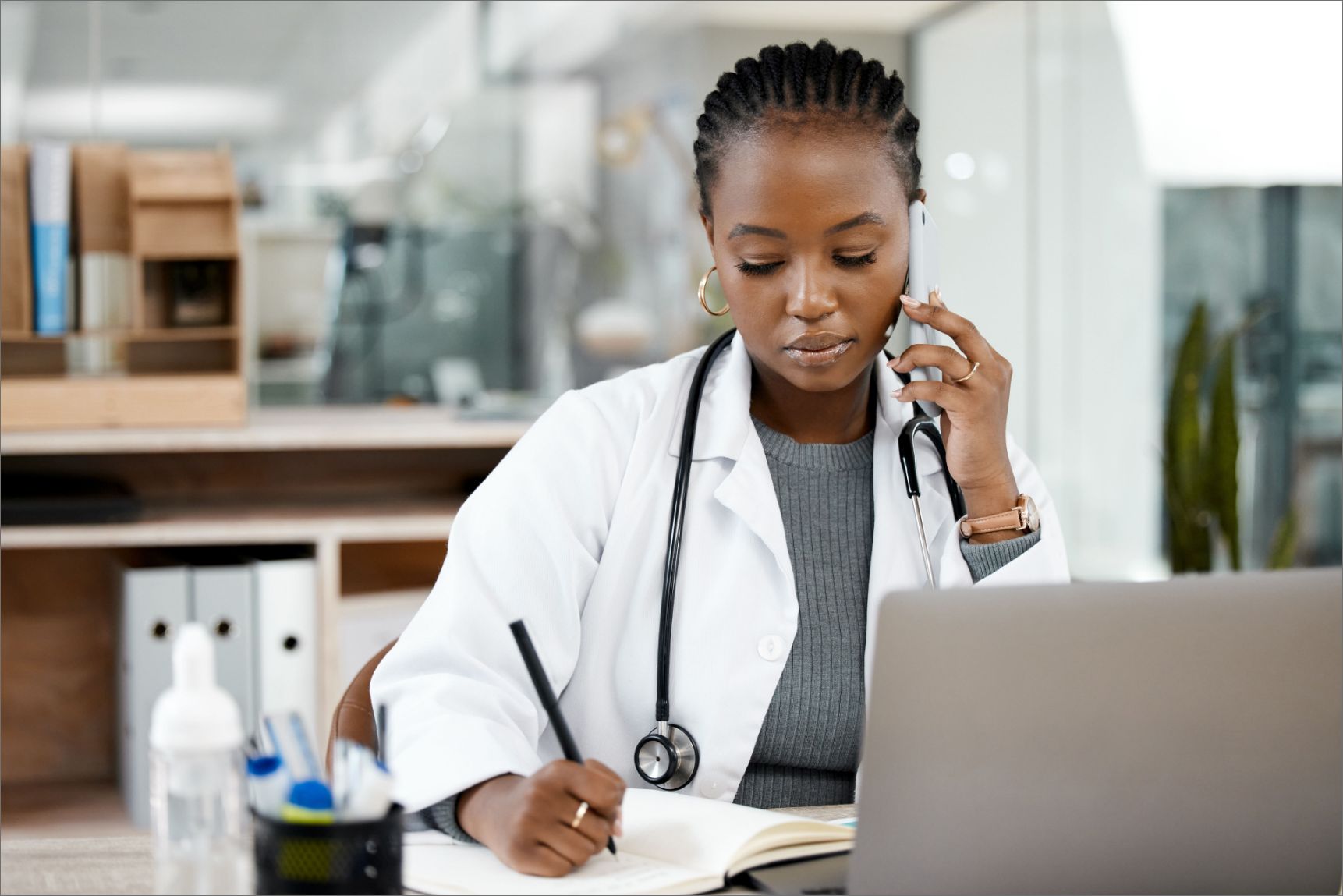 Gastro-entérologue dans son bureau